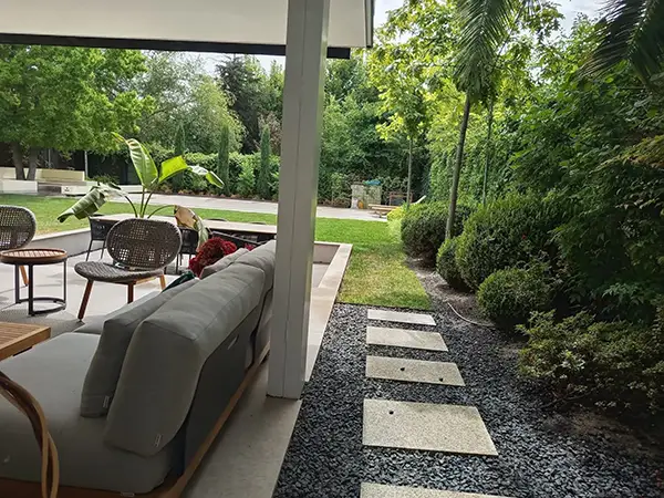 Jardín residencial transformado con diseño profesional