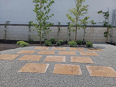 Camino decorativo con losas y vegetación