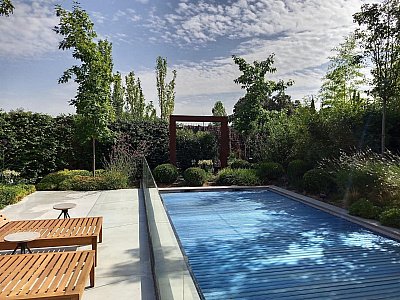 Jardín con piscina integrada