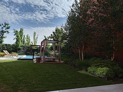 Jardín con césped natural